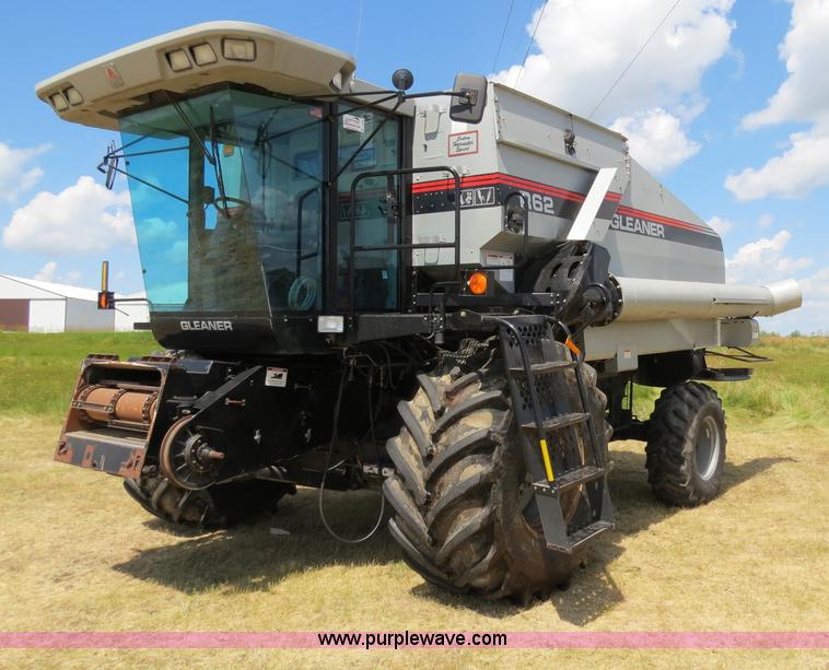 image for item A8590 2002 Gleaner R62 combine