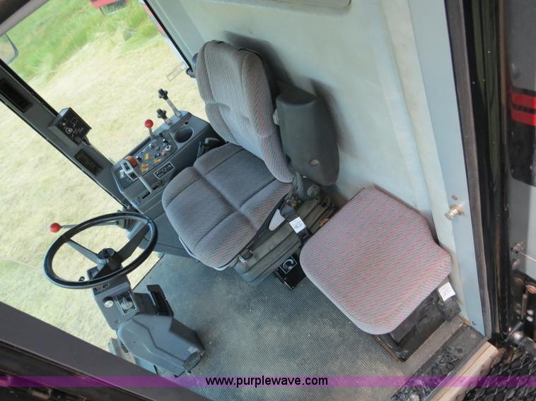 image for item A8590 2002 Gleaner R62 combine