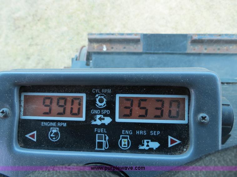 image for item A8590 2002 Gleaner R62 combine