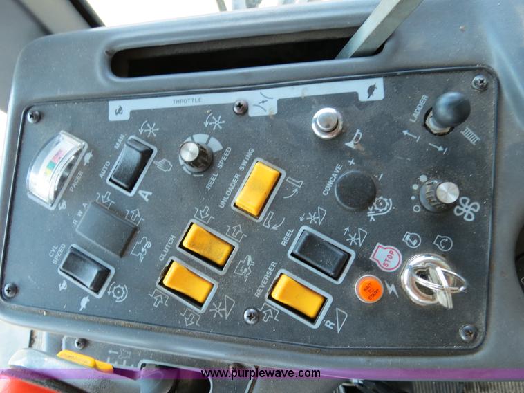 image for item A8590 2002 Gleaner R62 combine