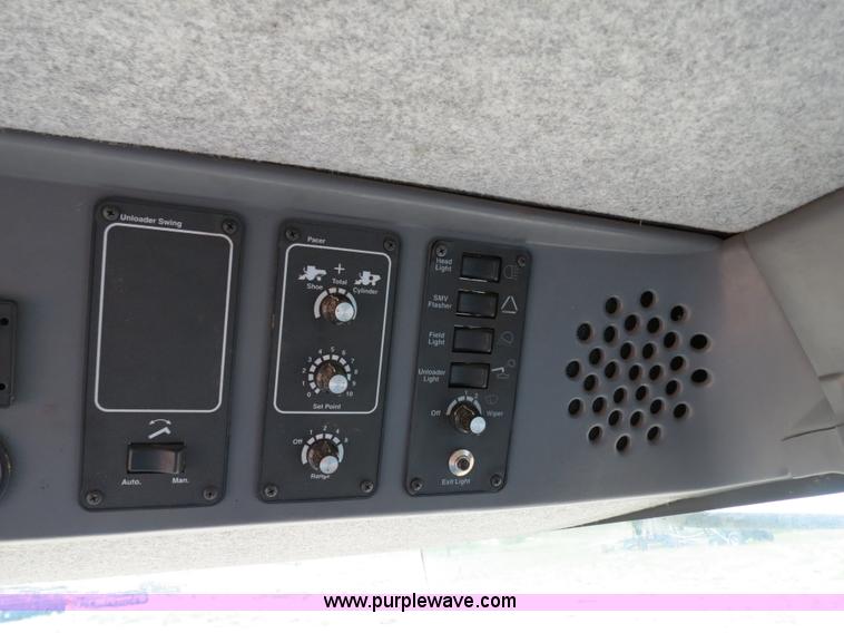 image for item A8590 2002 Gleaner R62 combine