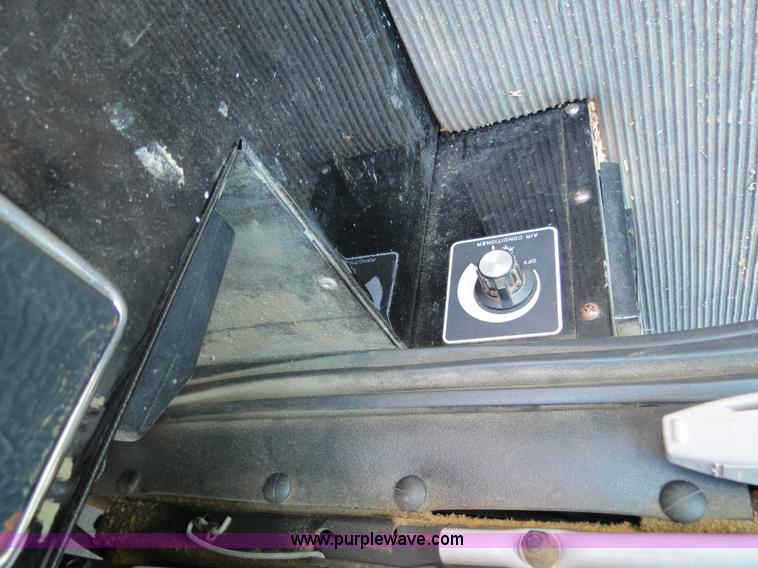 image for item A8590 2002 Gleaner R62 combine