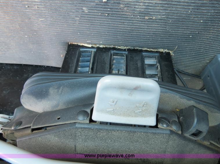 image for item A8590 2002 Gleaner R62 combine