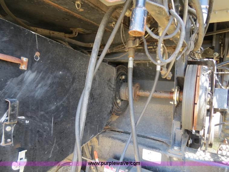 image for item A8590 2002 Gleaner R62 combine