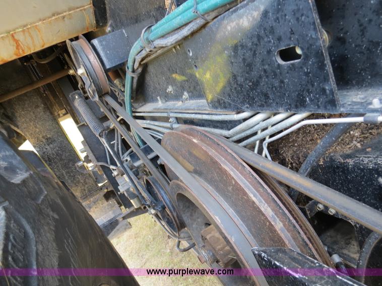 image for item A8590 2002 Gleaner R62 combine