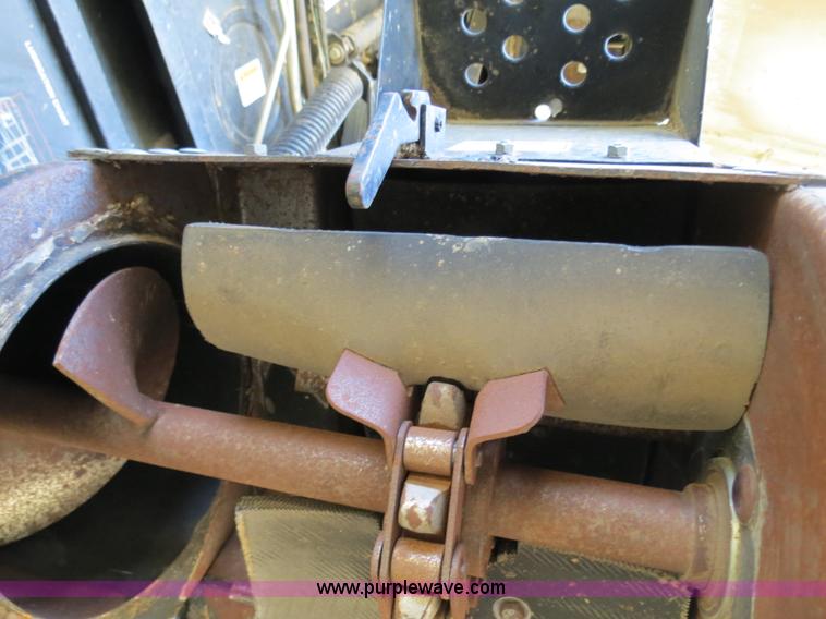 image for item A8590 2002 Gleaner R62 combine