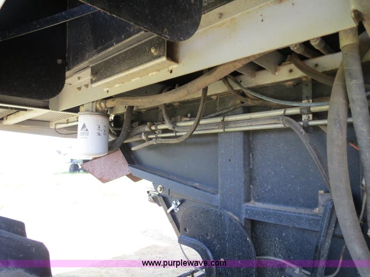 image for item A8590 2002 Gleaner R62 combine