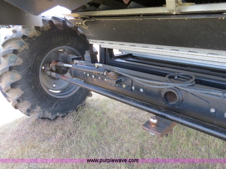 image for item A8590 2002 Gleaner R62 combine