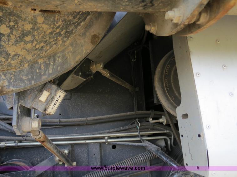 image for item A8590 2002 Gleaner R62 combine