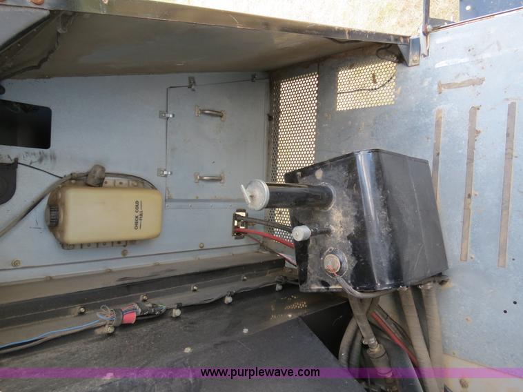 image for item A8590 2002 Gleaner R62 combine