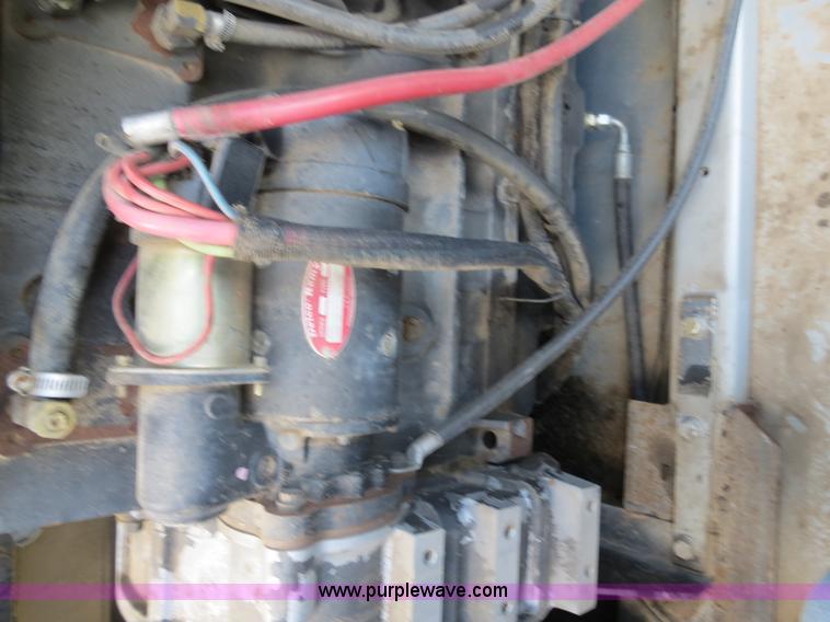 image for item A8590 2002 Gleaner R62 combine