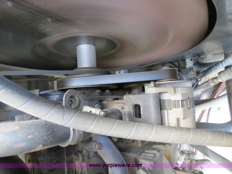 image for item A8590 2002 Gleaner R62 combine