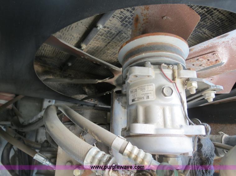 image for item A8590 2002 Gleaner R62 combine