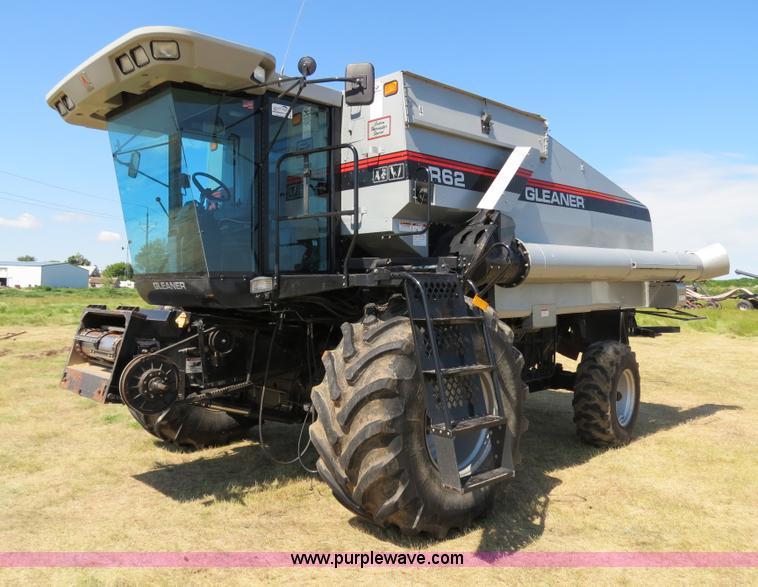image for item A8592 2001 Gleaner R62 combine