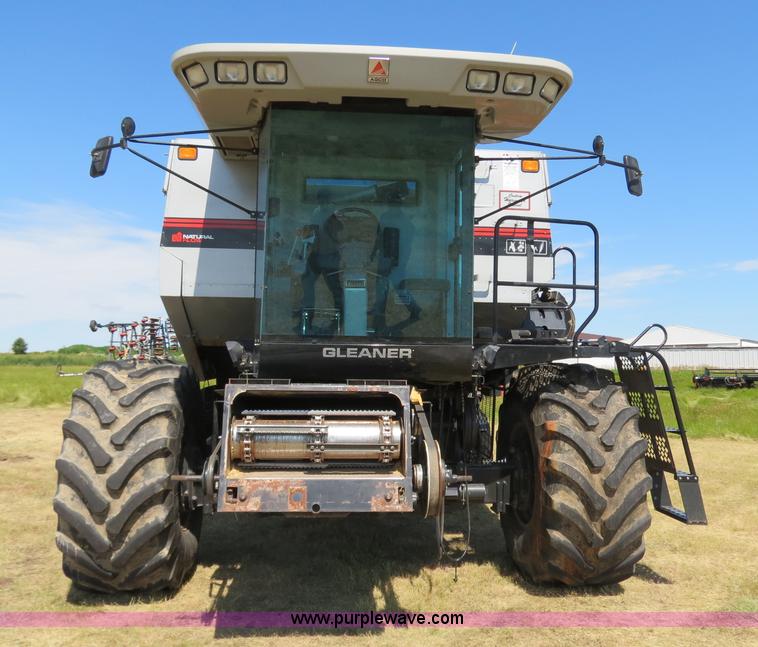 image for item A8592 2001 Gleaner R62 combine