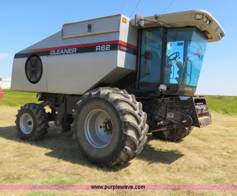 image for item A8592 2001 Gleaner R62 combine