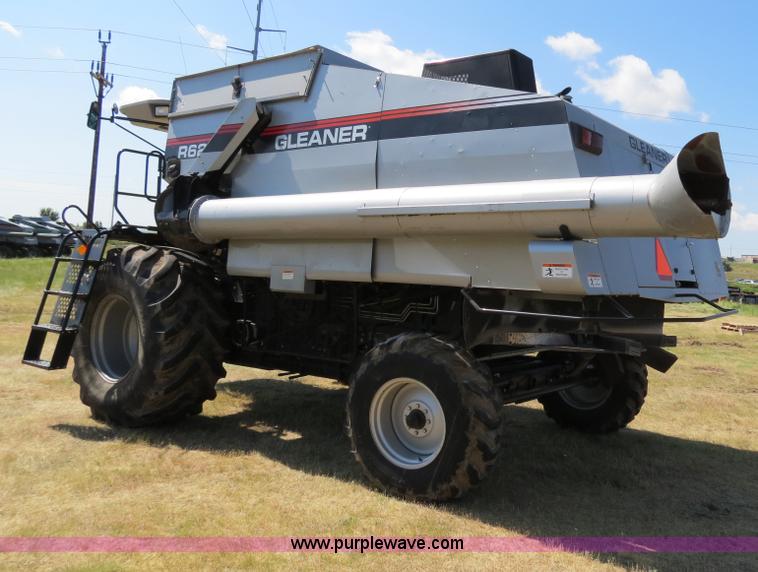 image for item A8592 2001 Gleaner R62 combine