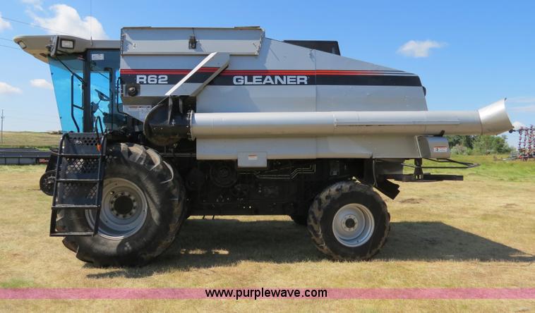 image for item A8592 2001 Gleaner R62 combine