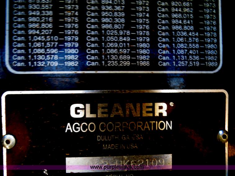 image for item A8592 2001 Gleaner R62 combine