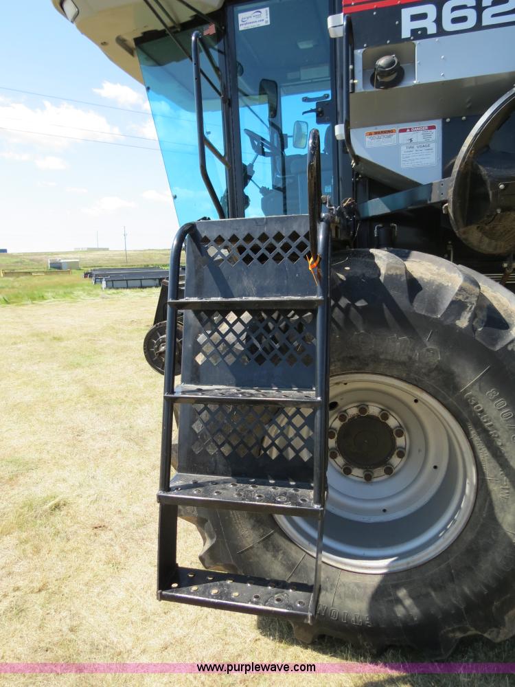 image for item A8592 2001 Gleaner R62 combine