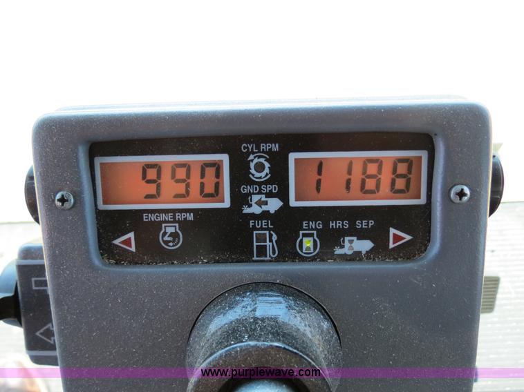 image for item A8592 2001 Gleaner R62 combine