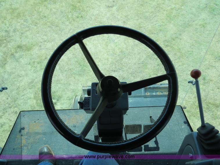 image for item A8592 2001 Gleaner R62 combine