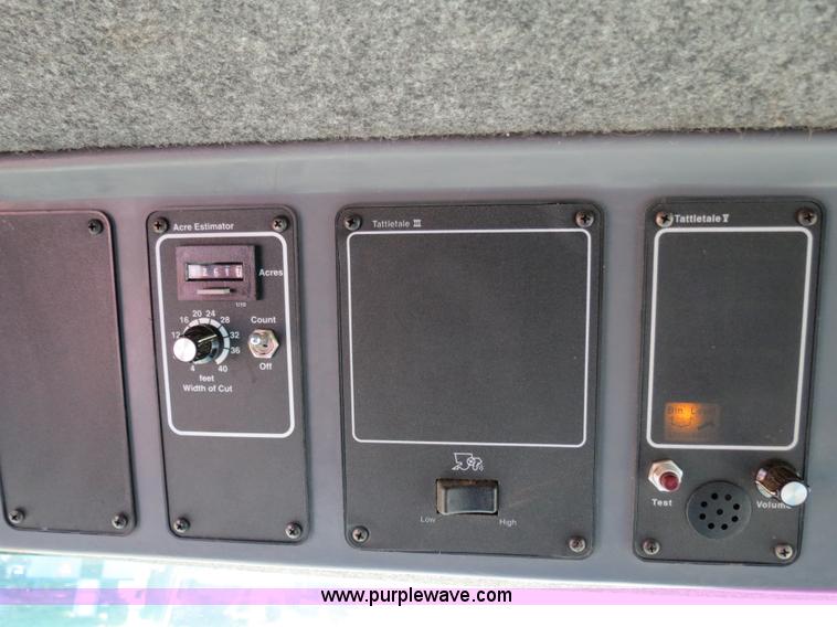 image for item A8592 2001 Gleaner R62 combine