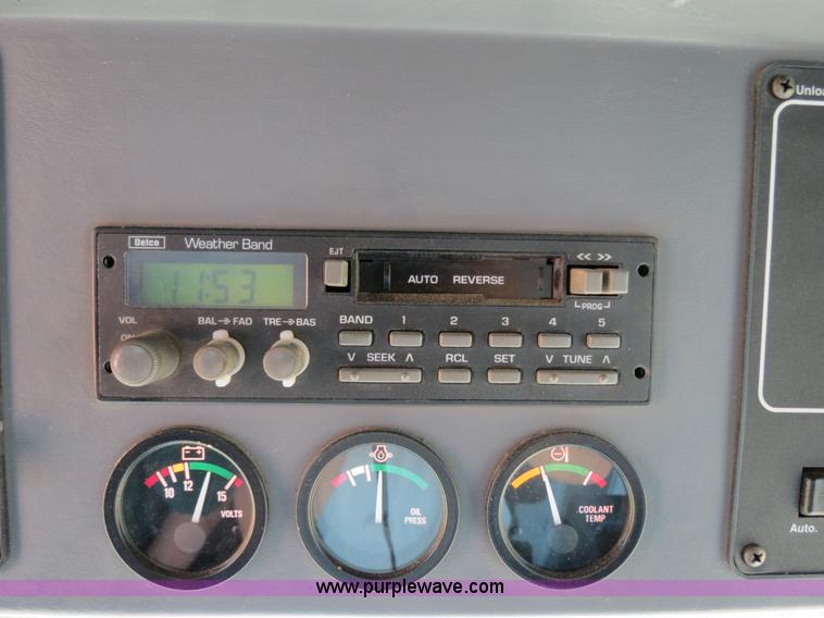 image for item A8592 2001 Gleaner R62 combine