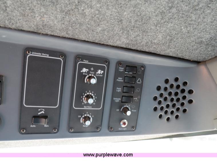 image for item A8592 2001 Gleaner R62 combine