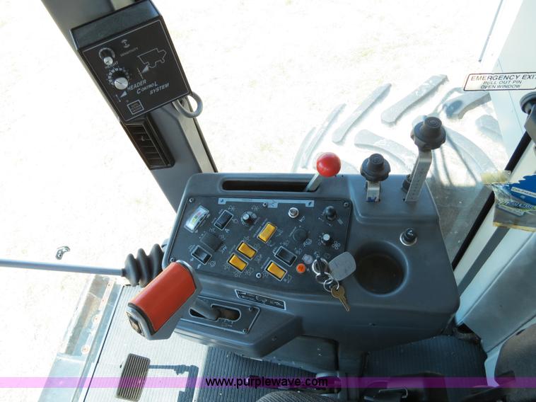 image for item A8592 2001 Gleaner R62 combine