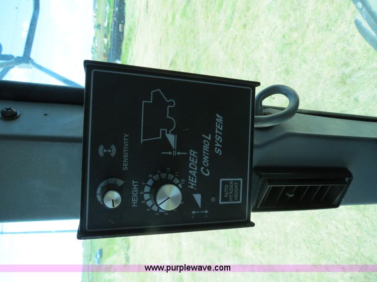 image for item A8592 2001 Gleaner R62 combine