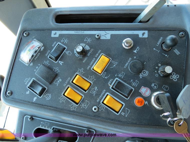 image for item A8592 2001 Gleaner R62 combine