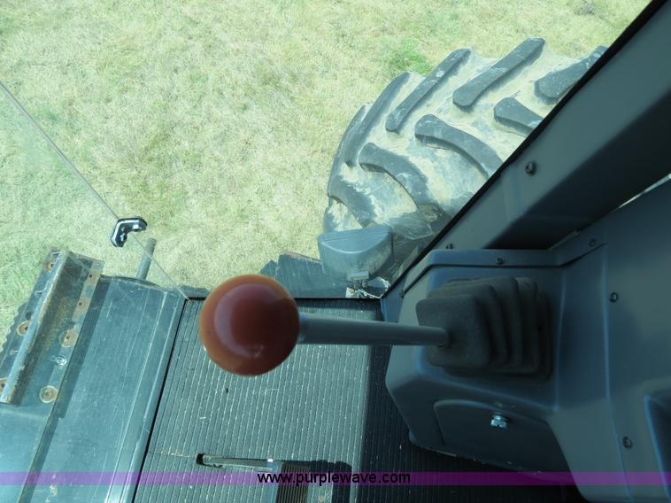 image for item A8592 2001 Gleaner R62 combine