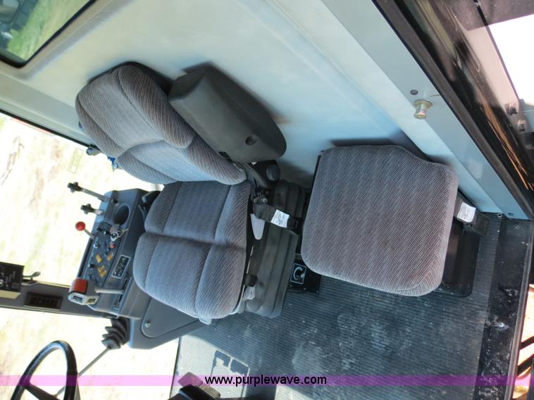 image for item A8592 2001 Gleaner R62 combine