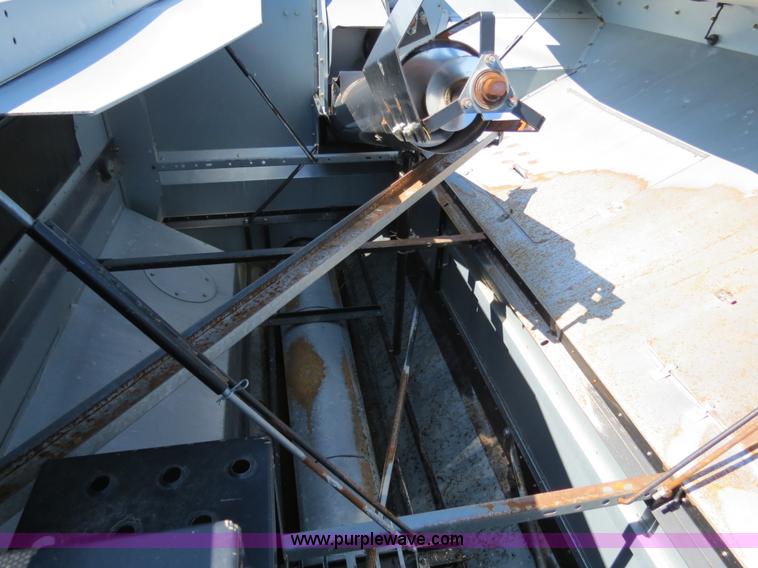 image for item A8592 2001 Gleaner R62 combine