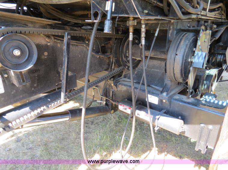 image for item A8592 2001 Gleaner R62 combine