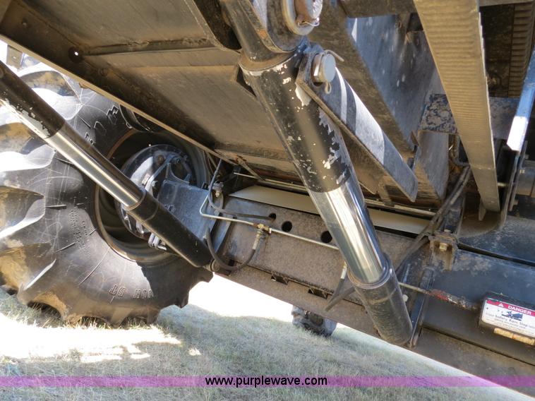 image for item A8592 2001 Gleaner R62 combine