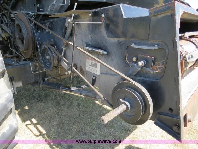 image for item A8592 2001 Gleaner R62 combine