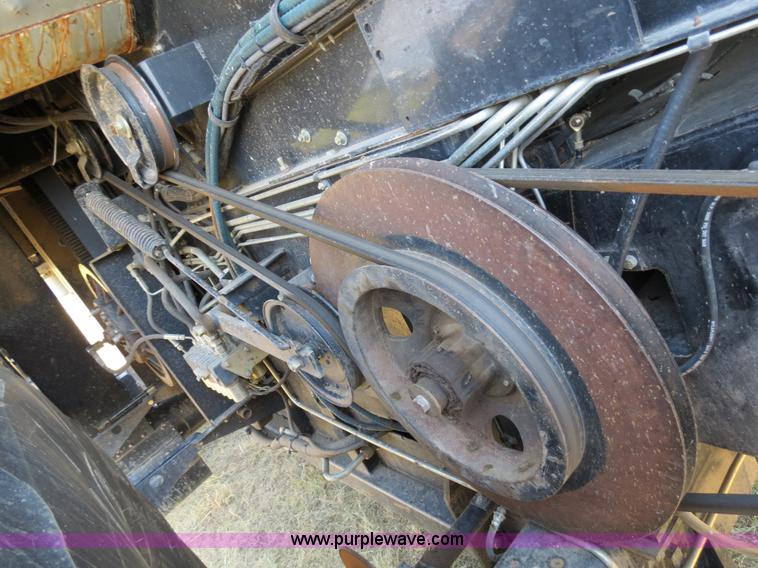 image for item A8592 2001 Gleaner R62 combine