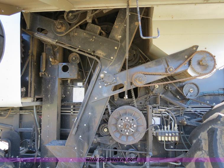 image for item A8592 2001 Gleaner R62 combine