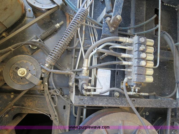 image for item A8592 2001 Gleaner R62 combine