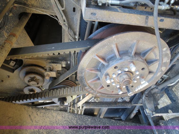 image for item A8592 2001 Gleaner R62 combine