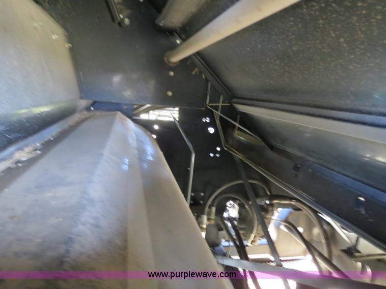 image for item A8592 2001 Gleaner R62 combine