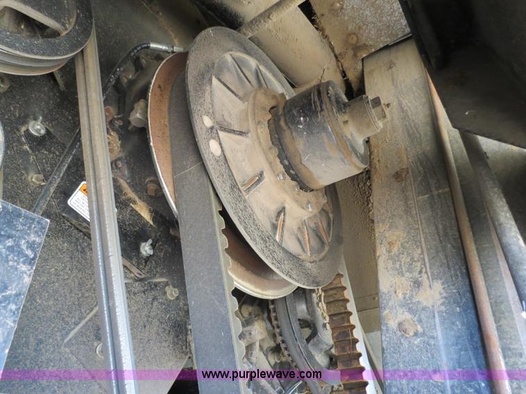 image for item A8592 2001 Gleaner R62 combine