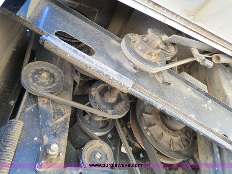 image for item A8592 2001 Gleaner R62 combine