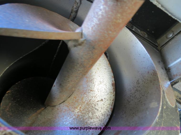 image for item A8592 2001 Gleaner R62 combine