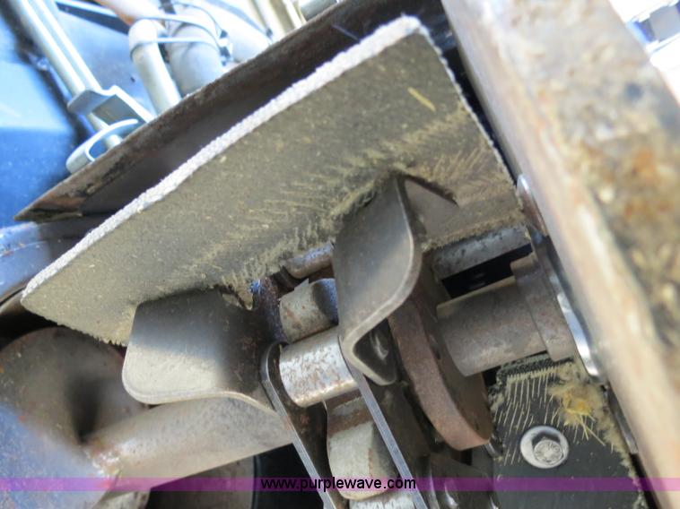 image for item A8592 2001 Gleaner R62 combine