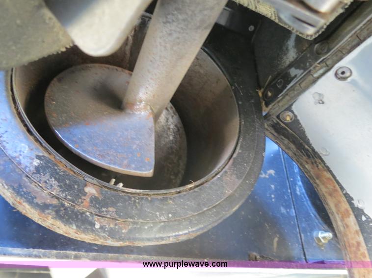 image for item A8592 2001 Gleaner R62 combine