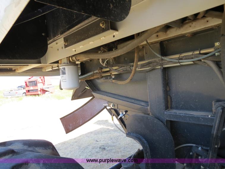 image for item A8592 2001 Gleaner R62 combine