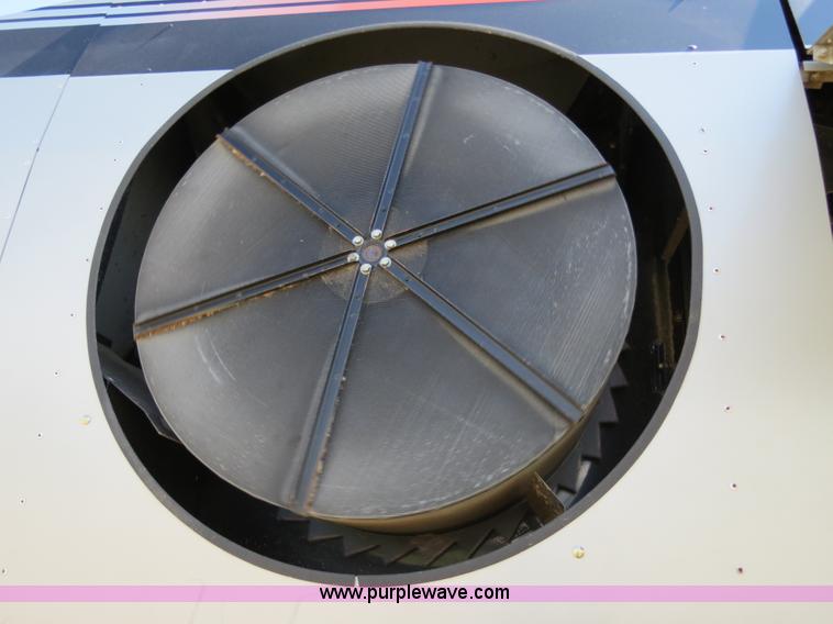 image for item A8592 2001 Gleaner R62 combine